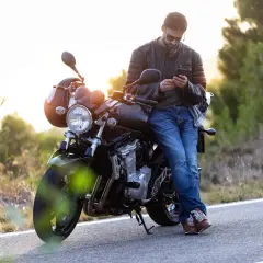 Spodnie motocyklowe na lato: Tekstylne czy jeansy? Bezpieczeństwo i komfort