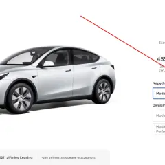 Biały Tesla Model Y z ceną 203 590 zł.