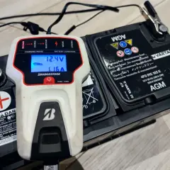 Ile V ma akumulator w samochodzie? Zmierz i uniknij awarii!