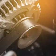 Alternator w aucie: Jak działa, objawy awarii i koszty naprawy?