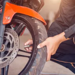 Ciśnienie w oponach motocykla: Ile i jak sprawdzić dla bezpieczeństwa?