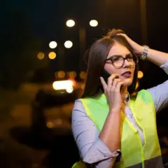Kamizelka odblaskowa w aucie: Obowiązek posiadania czy użycia? Mandat?