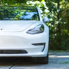 Najtańsza Tesla w Polsce: Cena, dopłaty i realne koszty posiadania