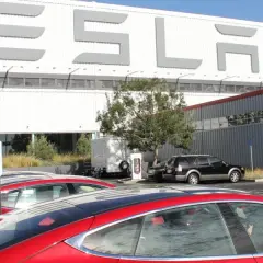 Tesla: Amerykańskie korzenie i globalne fabryki skąd pochodzi?