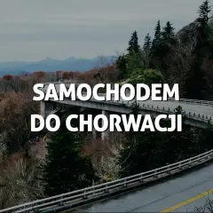 Kręta droga przez górzysty, zalesiony teren z napisem "SAMOCHODEM DO CHORWACJI".