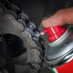 Jak smarować łańcuch motocyklowy? Krok po kroku i unikaj błędów!
