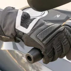 Bezpieczne rękawice motocyklowe: jak wybrać najlepsze dla siebie?