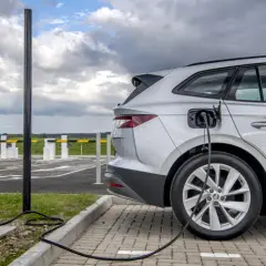 Ładowanie samochodu elektrycznego: Ile to trwa i jak przyspieszyć?