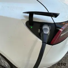 Jak ładować samochód elektryczny? Poradnik dla początkujących!