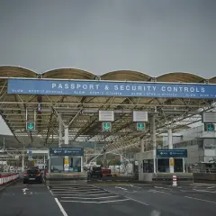 Trasa UK-Polska autem: Eurotunel, koszty, noclegi. Poradnik 2024