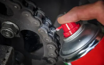 Jak smarować łańcuch motocyklowy? Krok po kroku i unikaj błędów!
