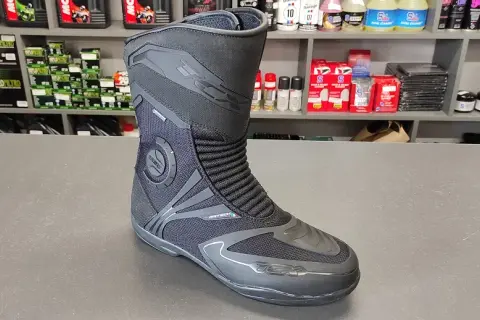 Jakie buty motocyklowe? Ekspert radzi: Bezpieczeństwo to podstawa!