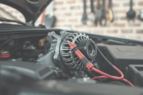 Jak sprawdzić alternator? Diagnoza krok po kroku + koszty!