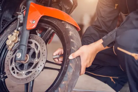 Ciśnienie w oponach motocykla: Ile i jak sprawdzić dla bezpieczeństwa?