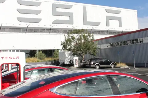 Tesla: Amerykańskie korzenie i globalne fabryki skąd pochodzi?