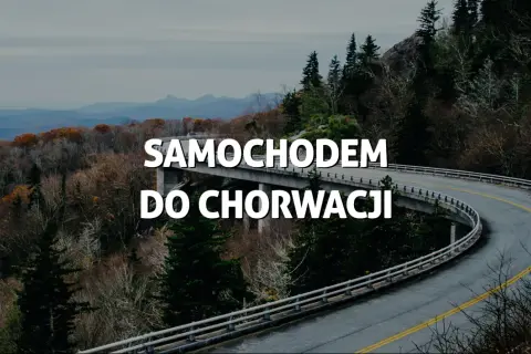 Kręta droga przez górzysty, zalesiony teren z napisem "SAMOCHODEM DO CHORWACJI".