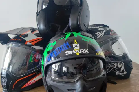 Kolor kasku motocyklowego: Jak wybrać, by być widocznym i stylowym?