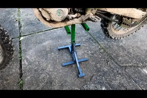 Stojak motocyklowy DIY: Zrób go sam, oszczędź i jeźdź bezpiecznie!