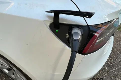Jak ładować samochód elektryczny? Poradnik dla początkujących!