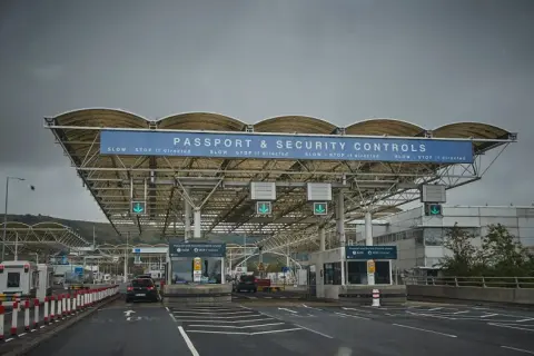 Trasa UK-Polska autem: Eurotunel, koszty, noclegi. Poradnik 2024