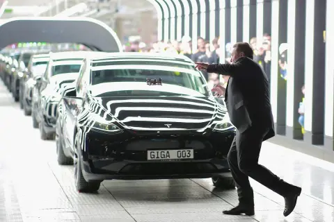 Kto produkuje Teslę? Firma, Elon Musk i globalne Gigafactory