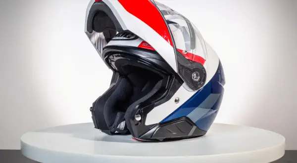Kask motocyklowy: Jak wybrać bezpieczny i idealnie dopasowany?
