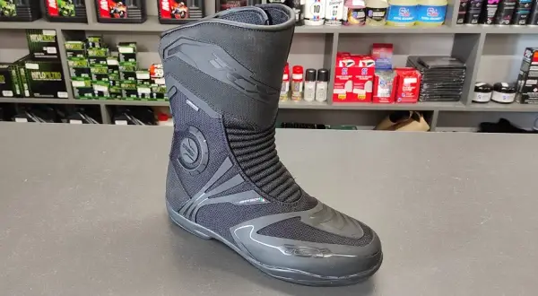 Jakie buty motocyklowe? Ekspert radzi: Bezpieczeństwo to podstawa!