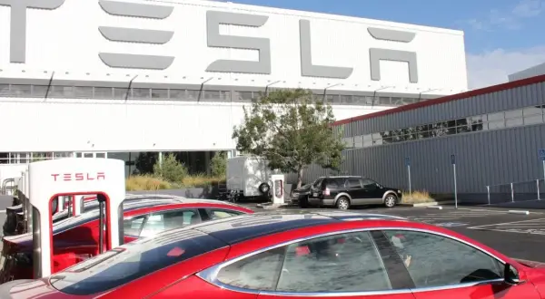 Tesla: Amerykańskie korzenie i globalne fabryki skąd pochodzi?