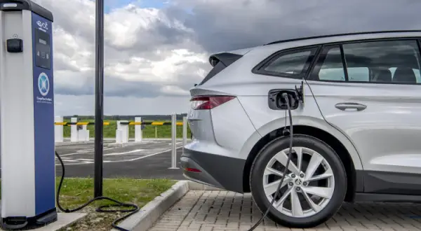 Ładowanie samochodu elektrycznego: Ile to trwa i jak przyspieszyć?