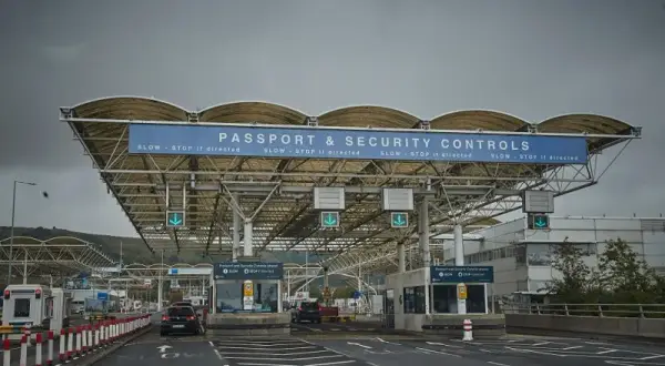 Trasa UK-Polska autem: Eurotunel, koszty, noclegi. Poradnik 2024