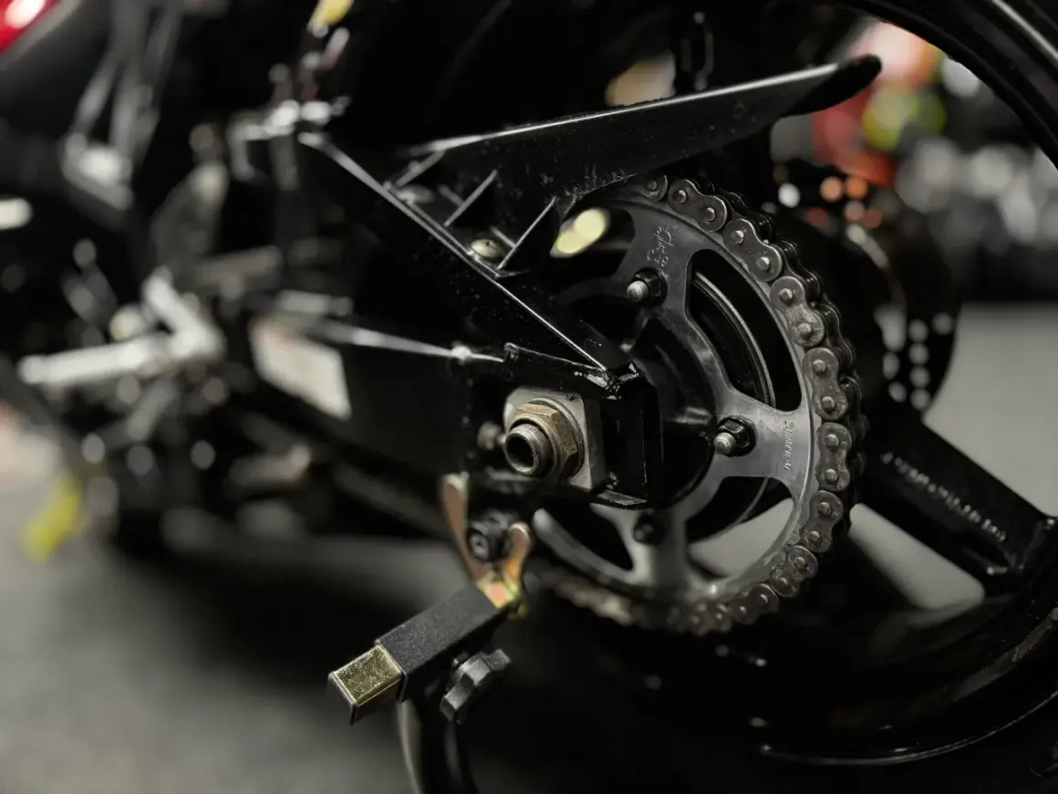 Łańcuch motocyklowy: Jak czyścić, by służył latami?