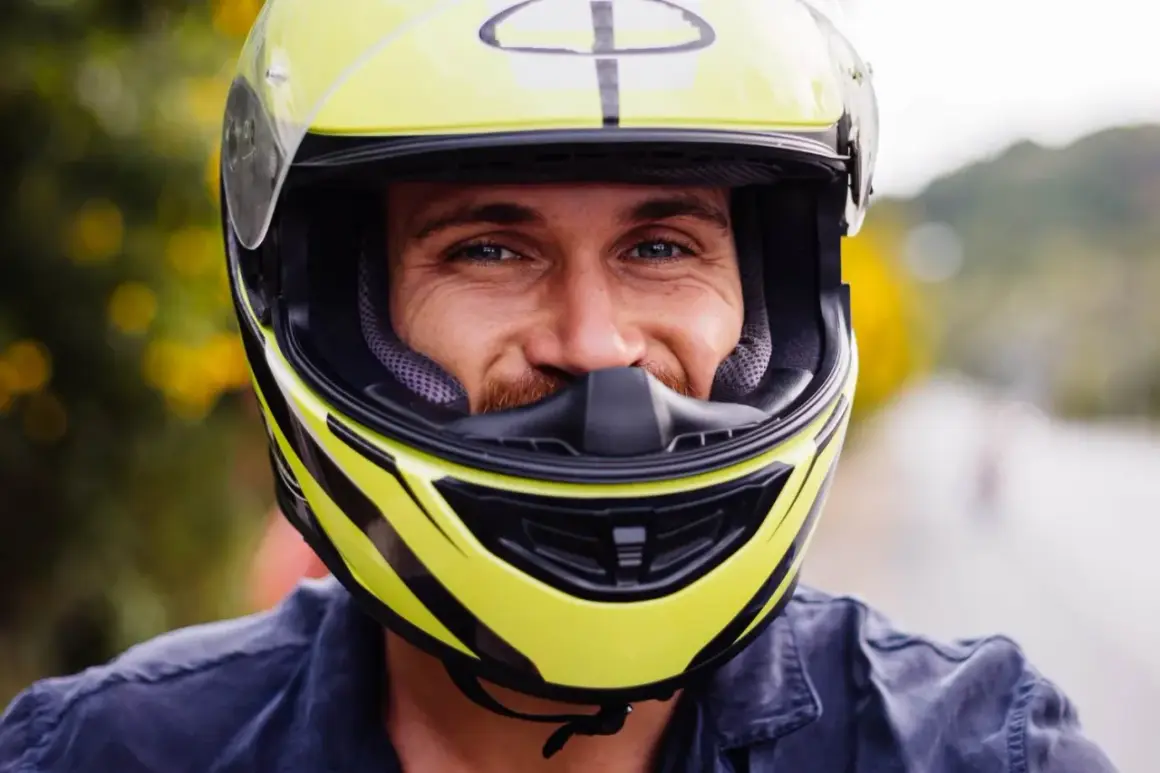 Jak dobrać kask motocyklowy? Poradnik: bezpieczeństwo i idealne dopasowanie