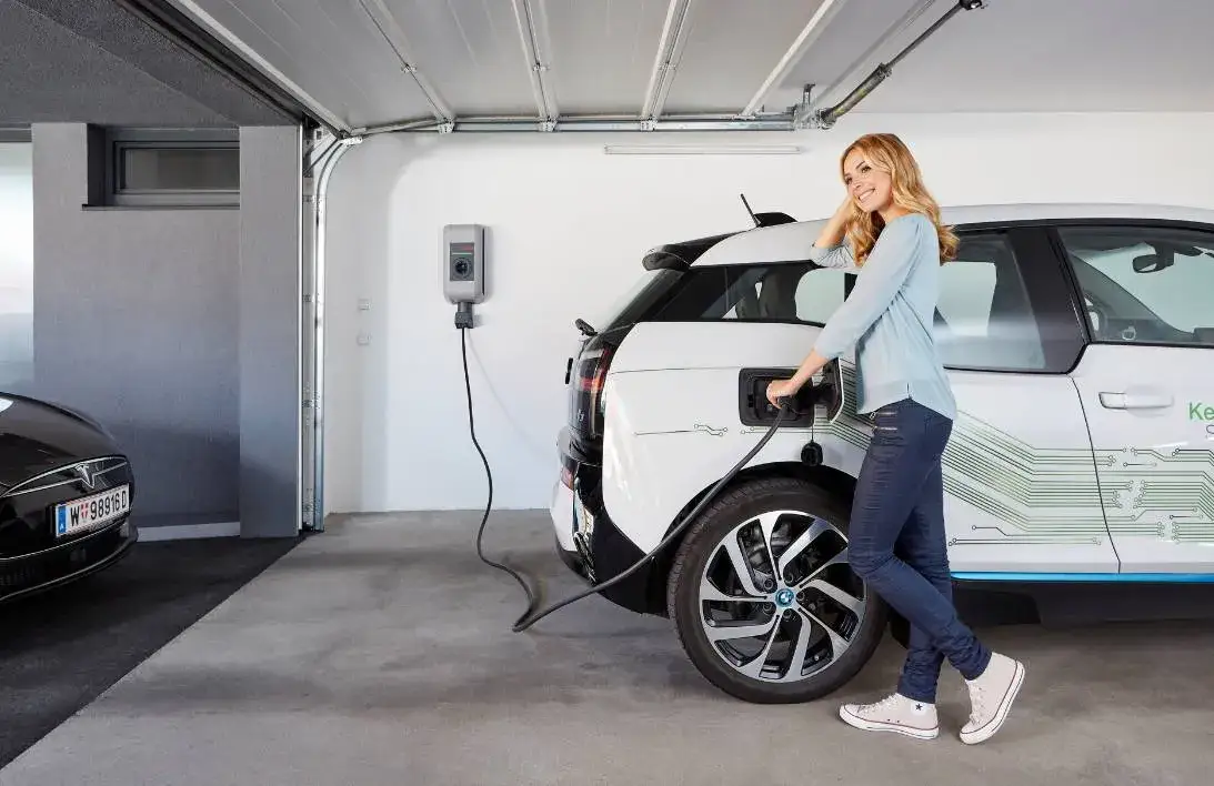 Ładowanie samochodu elektrycznego w domu i na stacji szybkiego ładowania