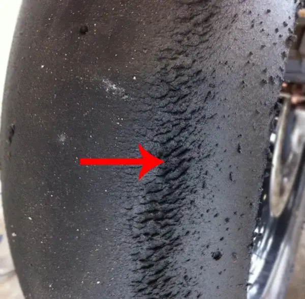 motocykl zużyte opony nieprawidłowe ciśnienie