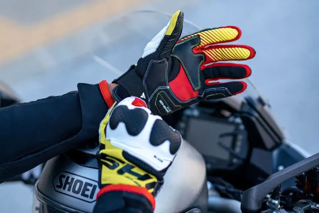 Protektory i slidery w rękawicach motocyklowych