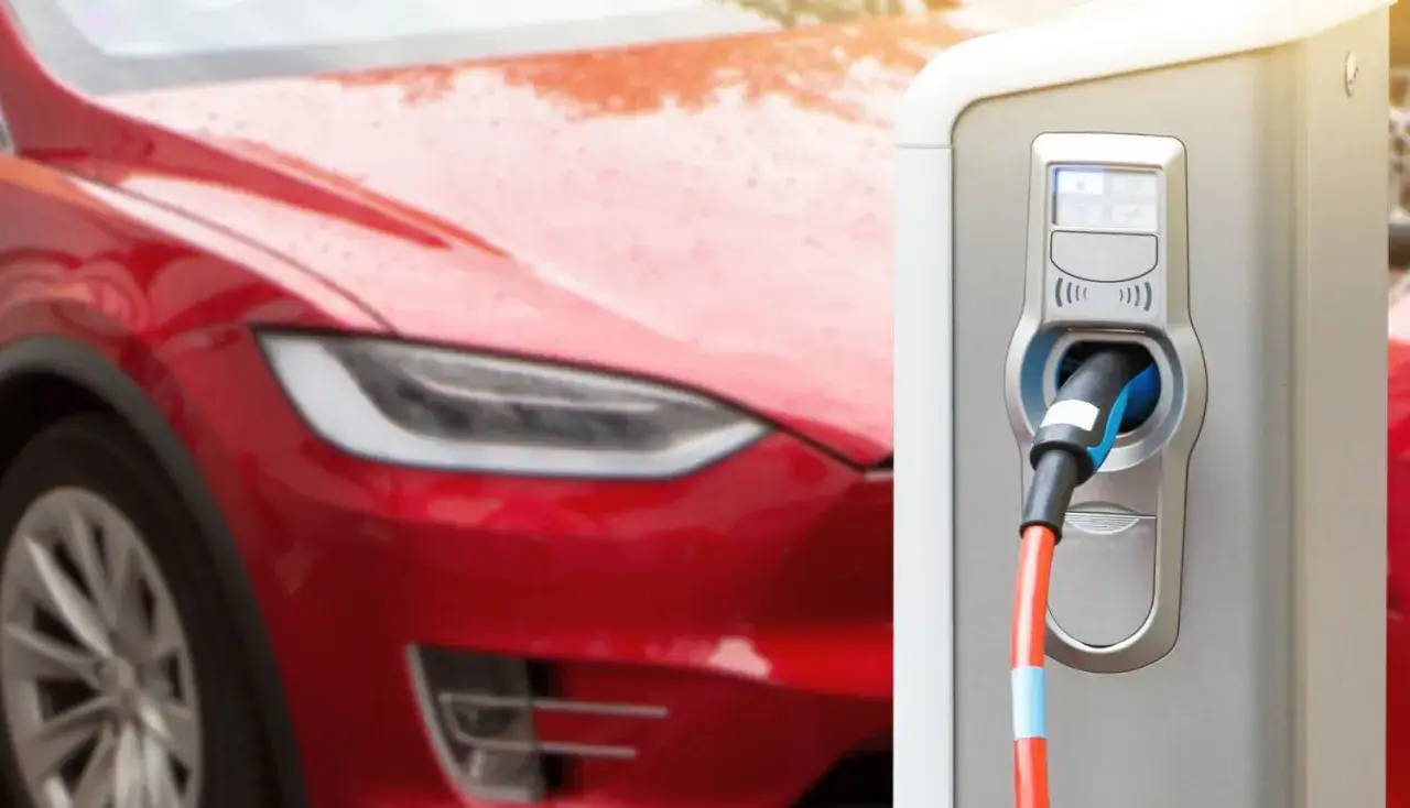 Ładowanie Tesli Model S i serwis