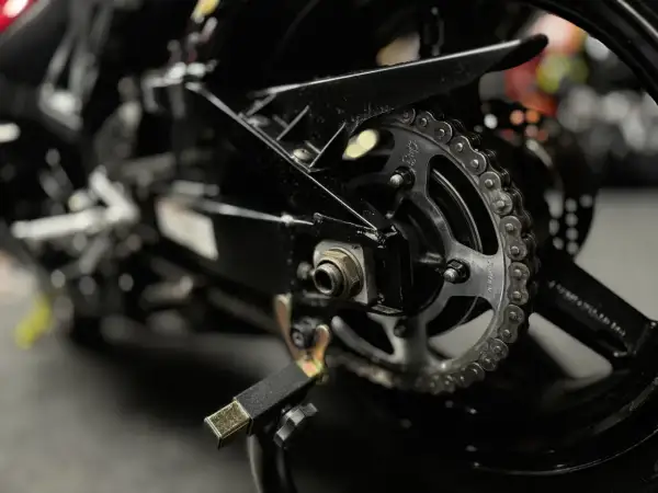Łańcuch motocyklowy: Jak czyścić, by służył latami?
