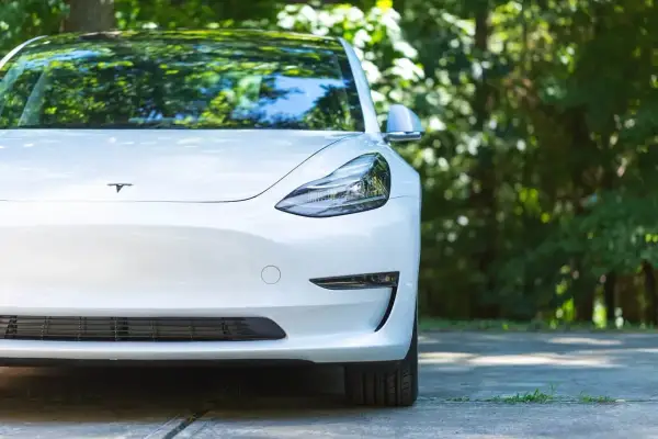 Najtańsza Tesla w Polsce: Cena, dopłaty i realne koszty posiadania