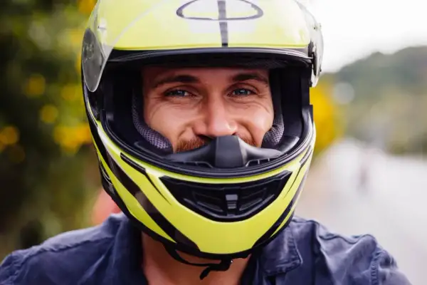 Jak dobrać kask motocyklowy? Poradnik: bezpieczeństwo i idealne dopasowanie