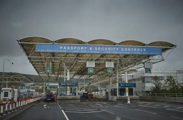 Trasa UK-Polska autem: Eurotunel, koszty, noclegi. Poradnik 2024